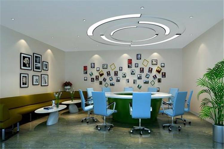 办公室的墙面装饰可描绘公司的发展历史，创始人等，此形式面积大，涵盖力强，多以博物馆或大众的政府办公为佳